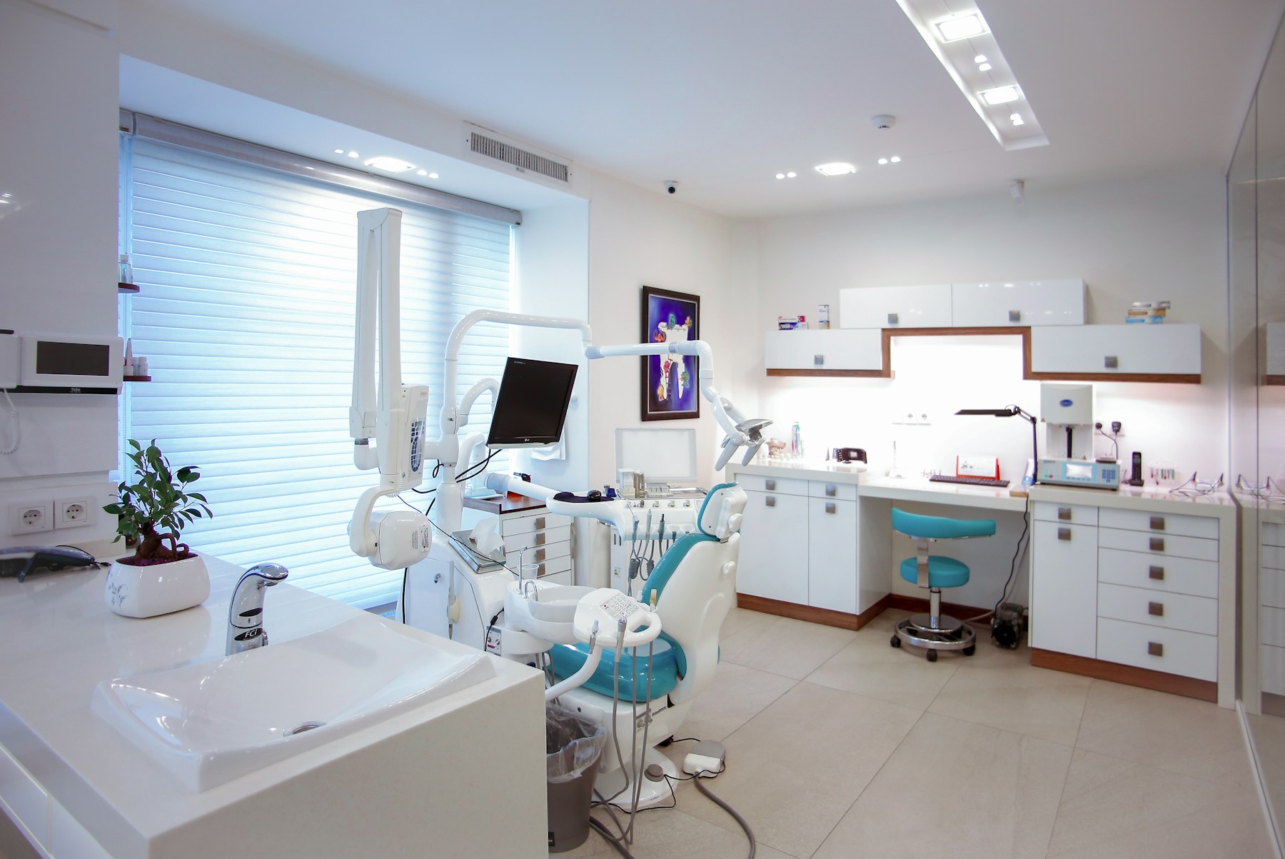 Ambiente odontológico claro com cadeira de atendimento; fotografia ilustrativa